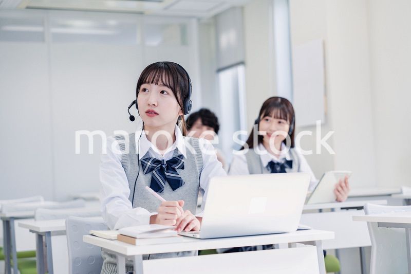 デジタル端末で授業を受ける高校生