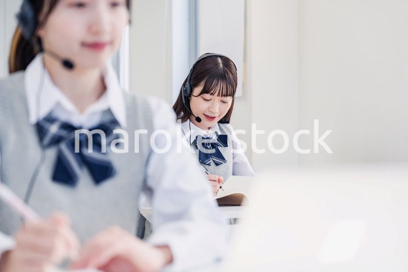 教室でノートパソコンを使う女子高生