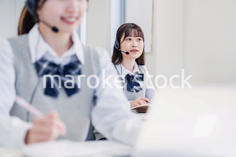 教室でノートパソコンを使う女子高生