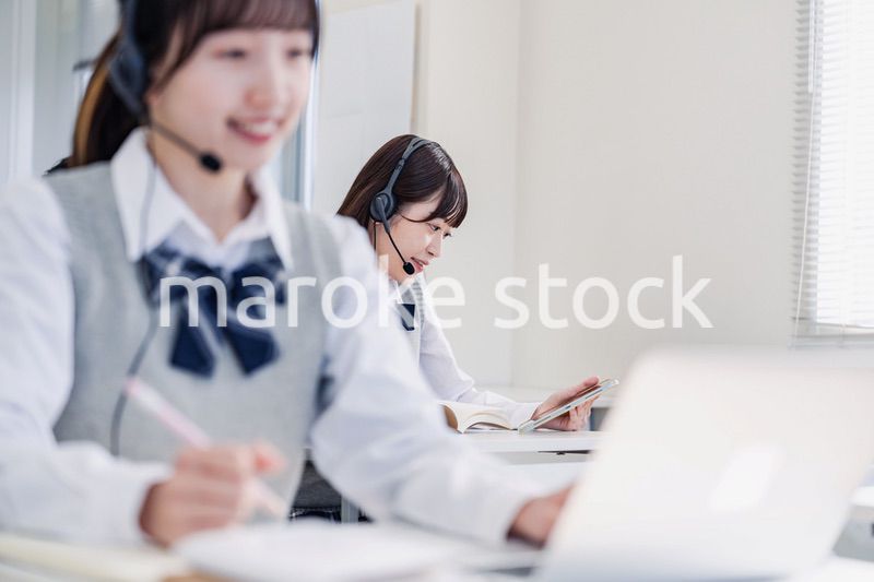 教室でノートパソコンを使う女子高生