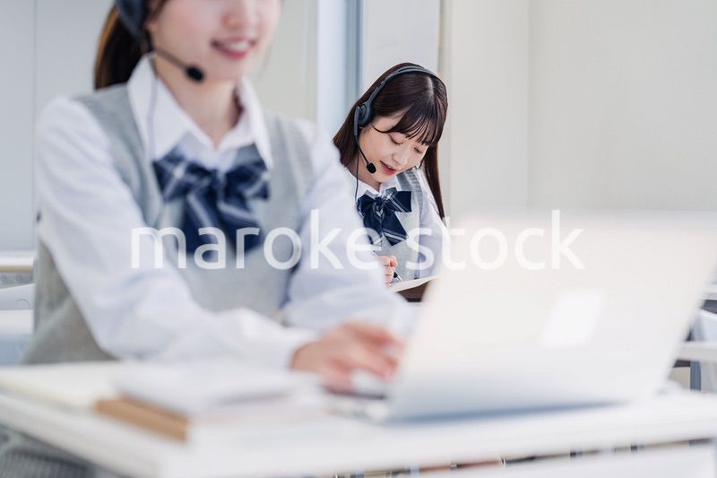 教室でノートパソコンを使う女子高生