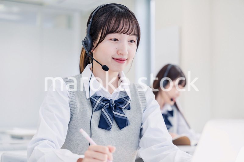 教室でノートパソコンを使う女子高生