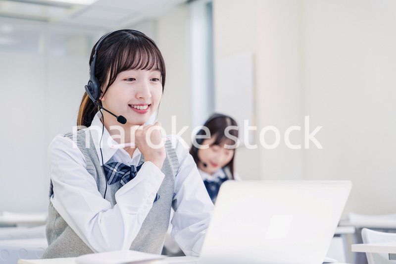 教室でノートパソコンを使う女子高生