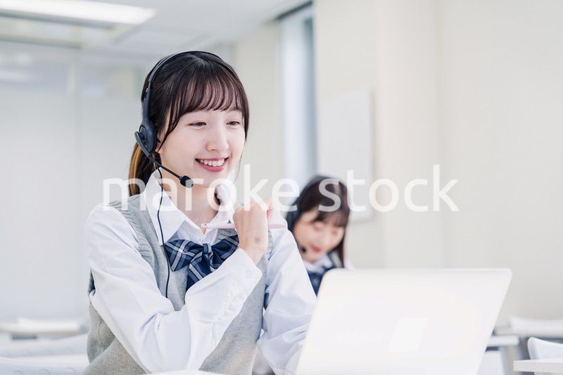 教室でノートパソコンを使う女子高生