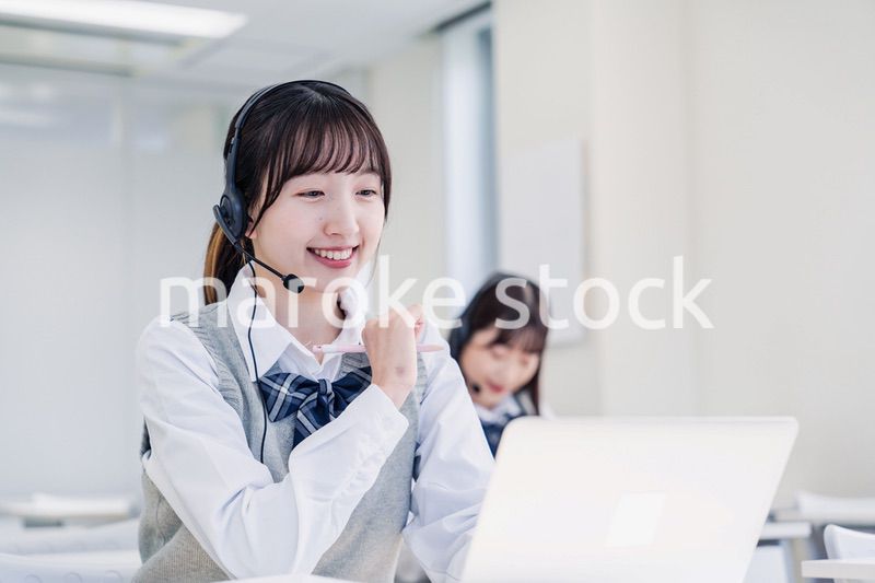 教室でノートパソコンを使う女子高生