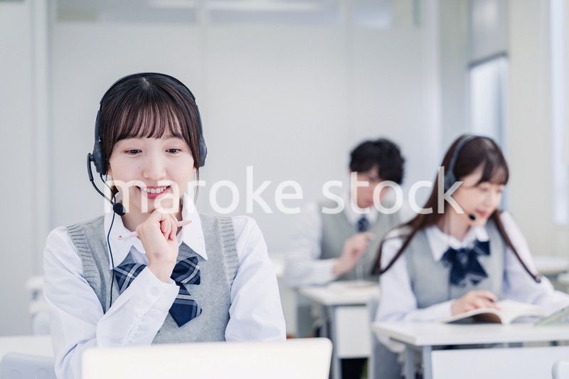 デジタル端末で授業を受ける高校生