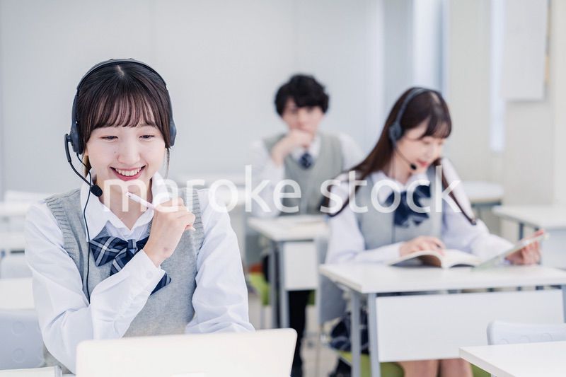 デジタル端末で授業を受ける高校生