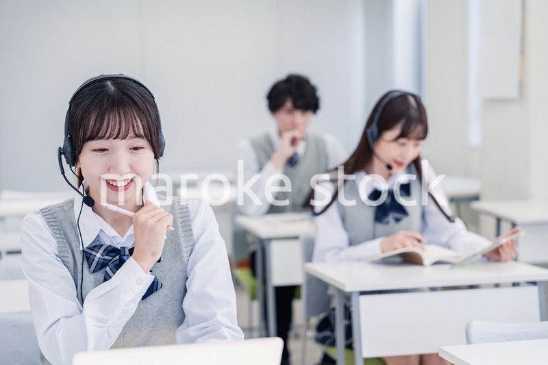 デジタル端末で授業を受ける高校生