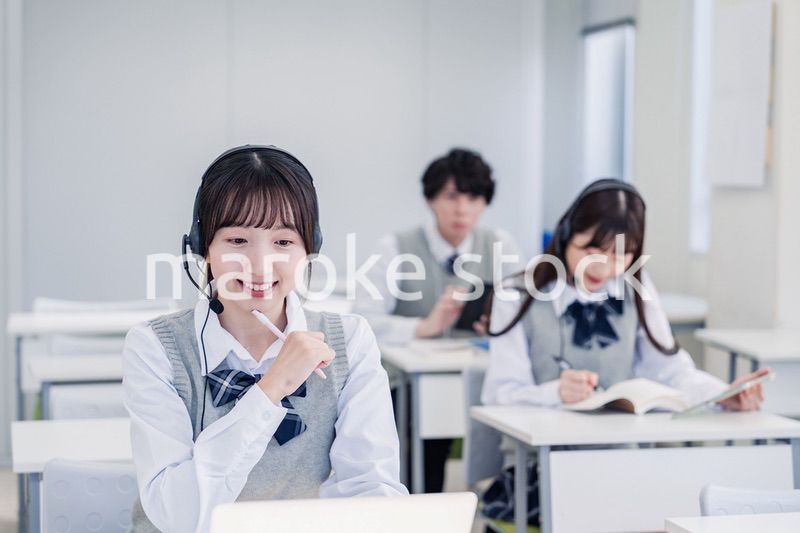 デジタル端末で授業を受ける高校生