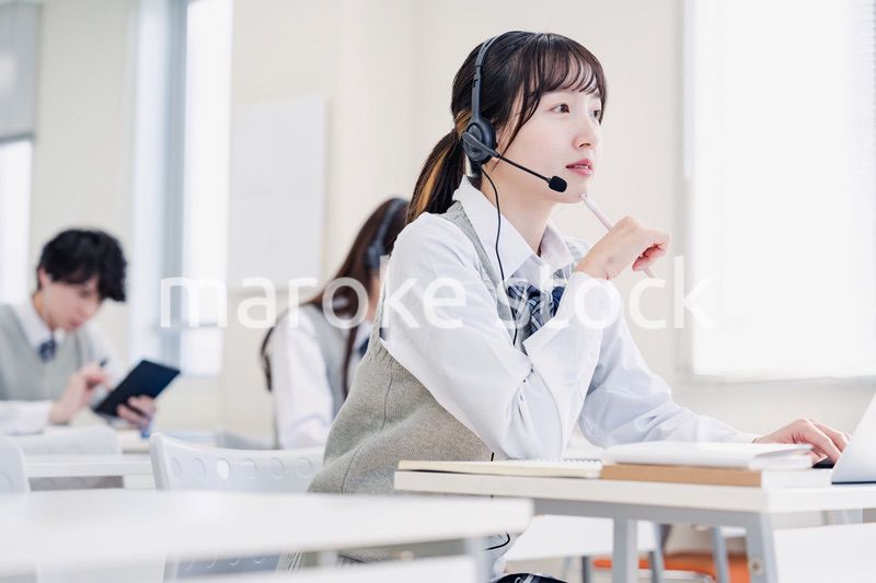 デジタル端末で授業を受ける高校生