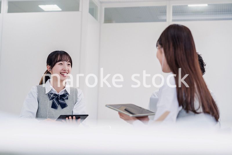 タブレットを使いながら討論をする高校生