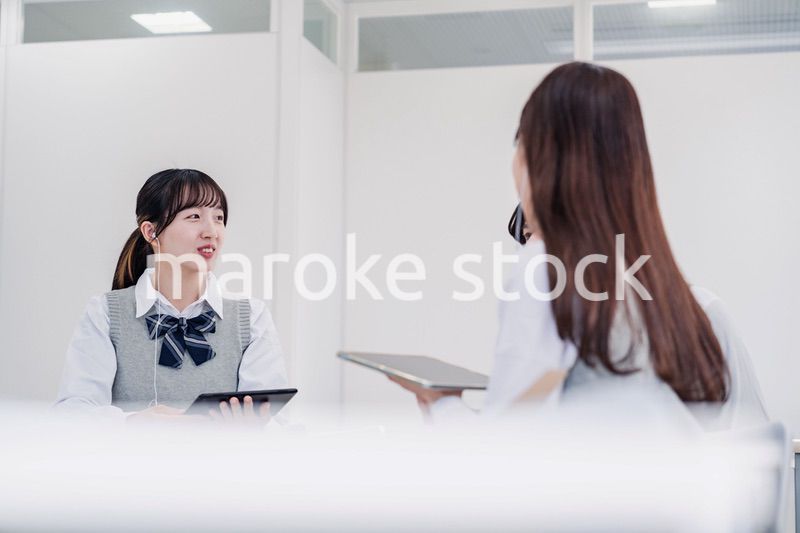 タブレットを使いながら討論をする高校生