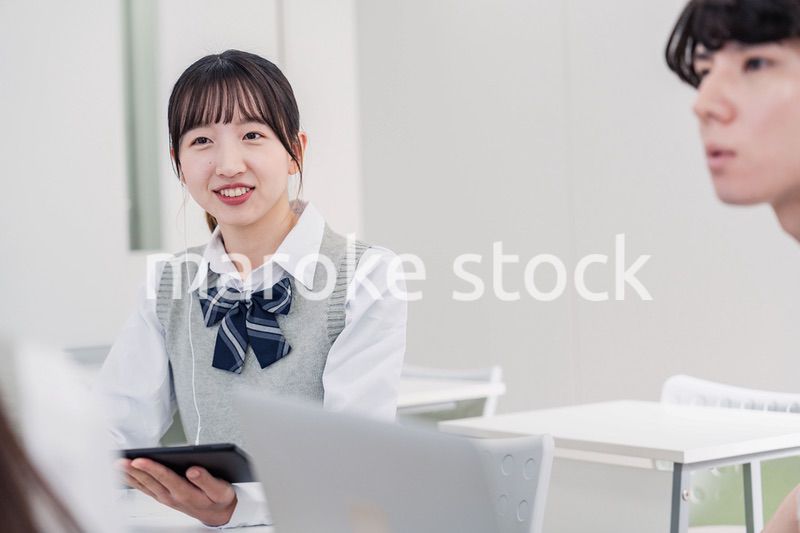 タブレットを使いながら討論をする高校生