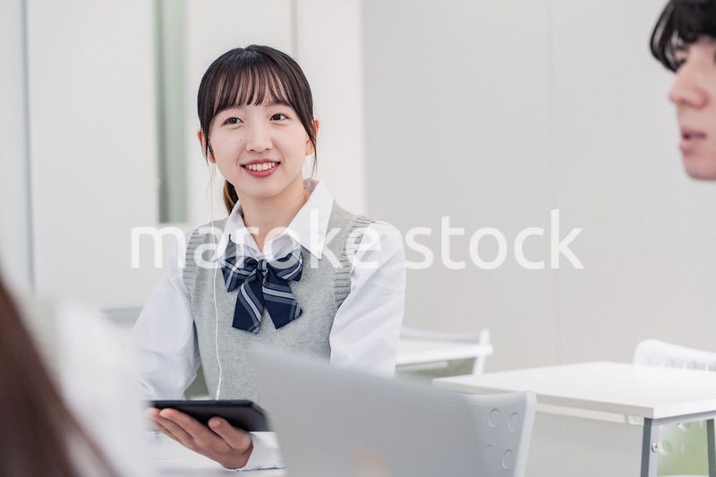 タブレットを使いながら討論をする高校生