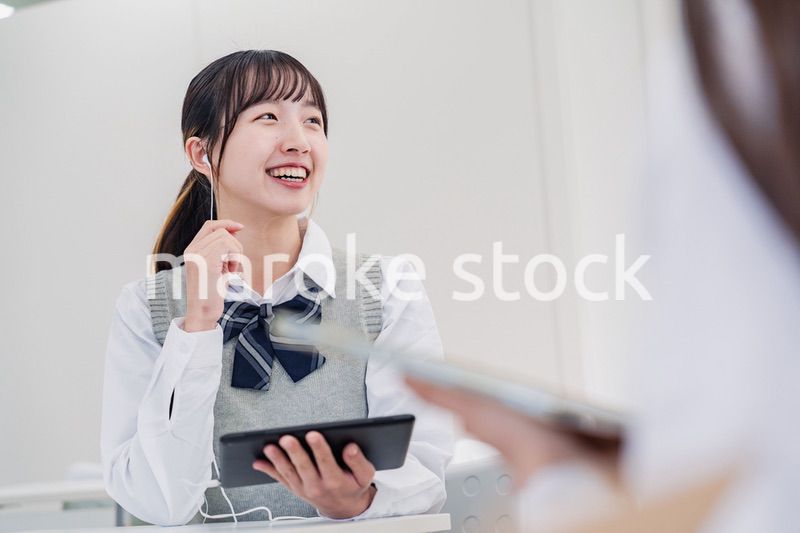 留学生と翻訳アプリでコミュニケーションを取る高校生