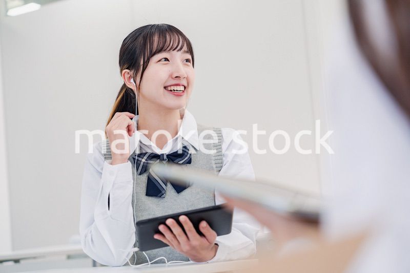 留学生と翻訳アプリでコミュニケーションを取る高校生