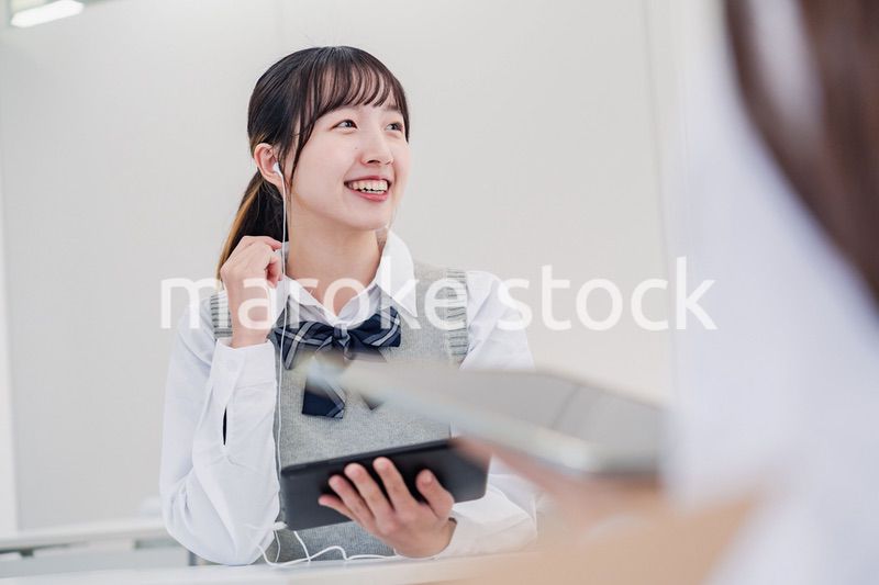 留学生と翻訳アプリでコミュニケーションを取る高校生