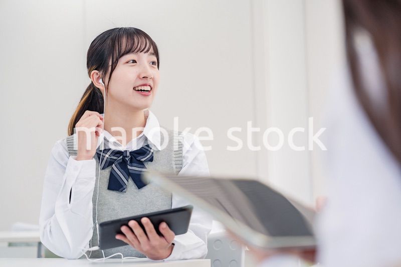 留学生と翻訳アプリでコミュニケーションを取る高校生