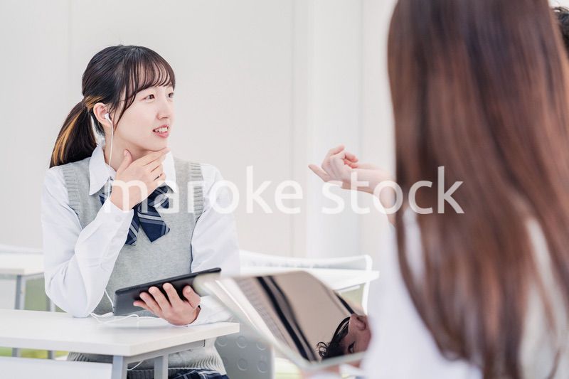 留学生と翻訳アプリでコミュニケーションを取る高校生