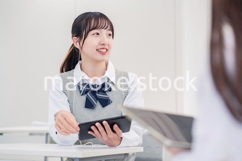 留学生と翻訳アプリでコミュニケーションを取る高校生