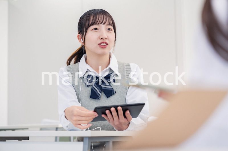 留学生と翻訳アプリでコミュニケーションを取る高校生