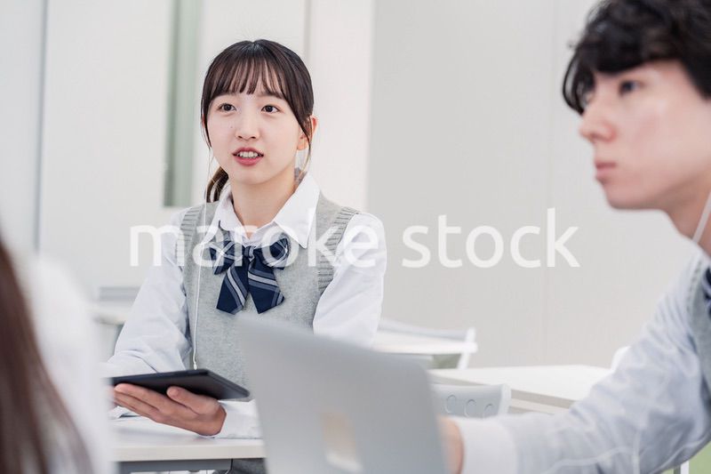 タブレットを使いながら討論をする高校生