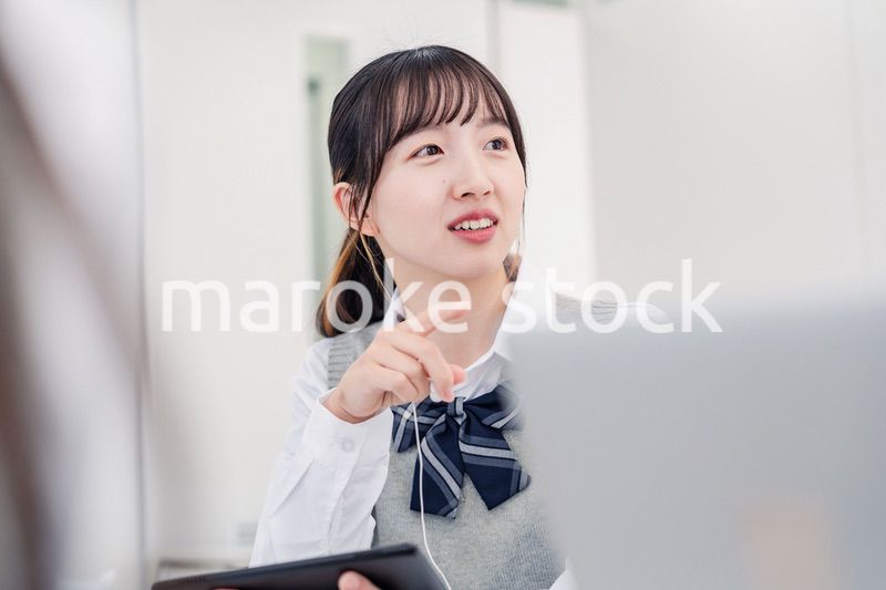 意見を主張する女子高生