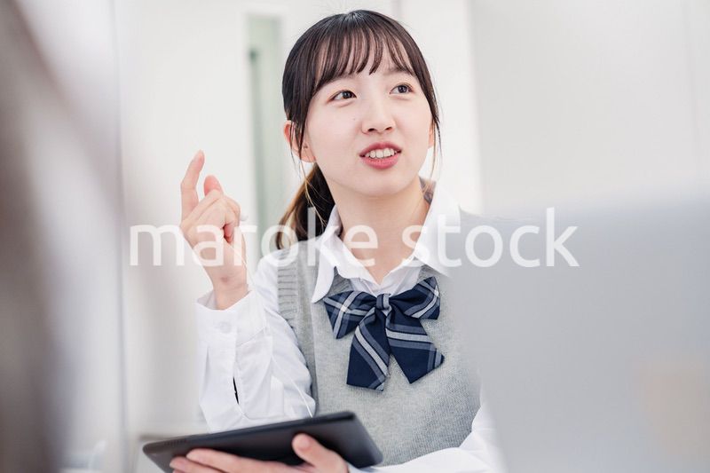 意見を主張する女子高生