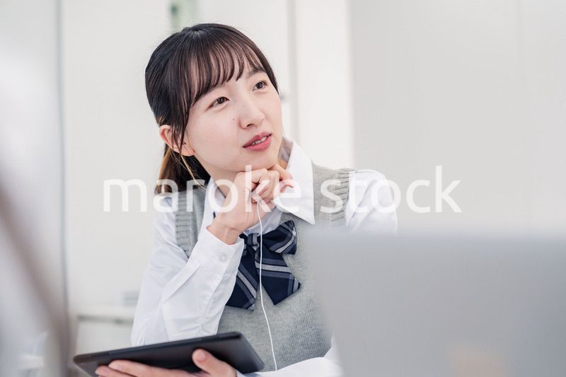 意見を主張する女子高生