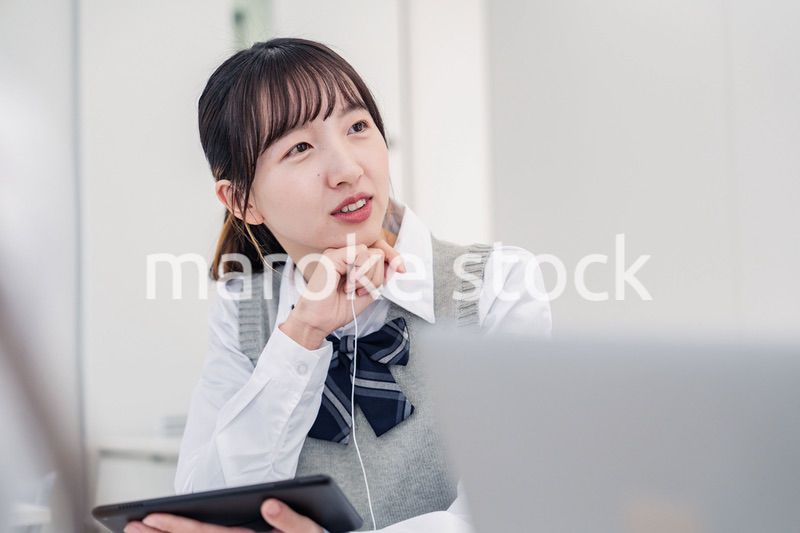 意見を主張する女子高生