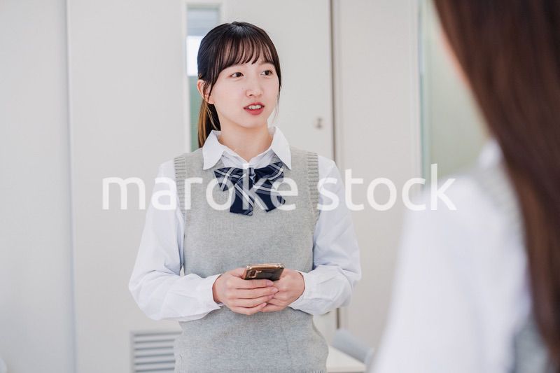 留学生と翻訳アプリでコミュニケーションを取る高校生