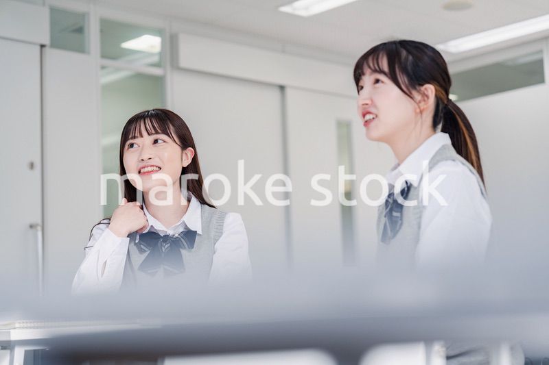 教室で休み時間に話す女子高生