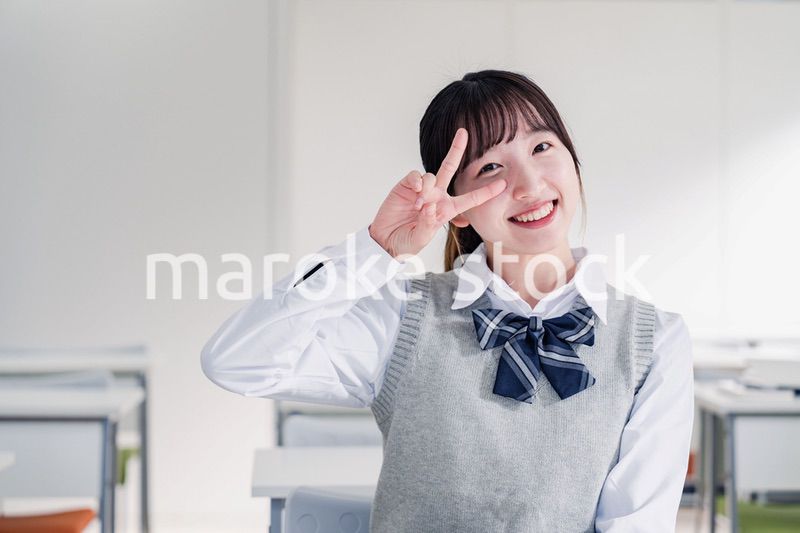 教室でピースをする女子高生