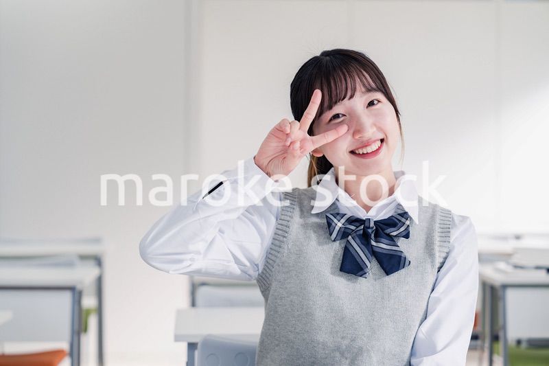 教室でピースをする女子高生