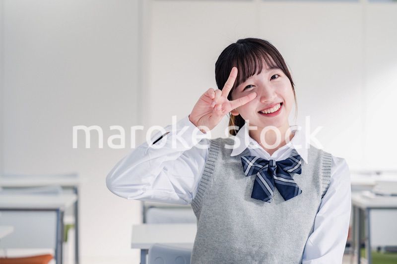 教室でピースをする女子高生