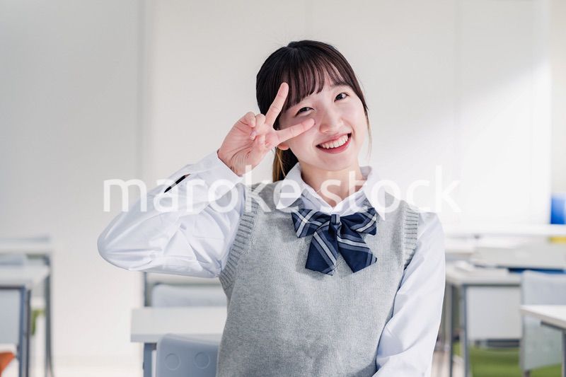 教室でピースをする女子高生