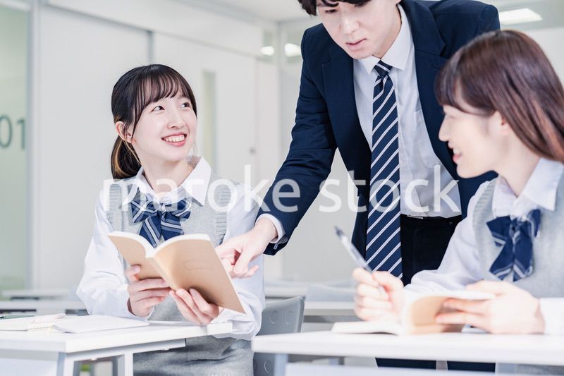 先生の指導を受ける高校生