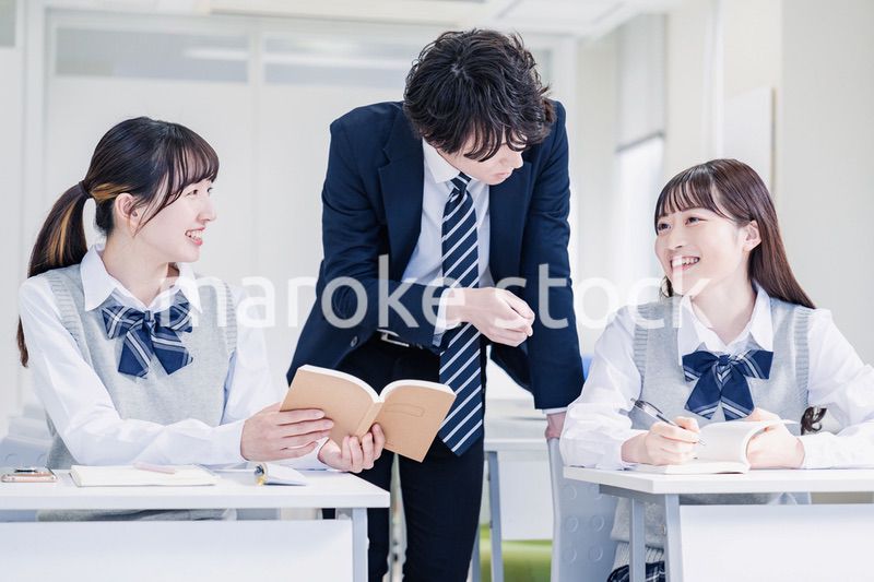 先生の指導を受ける高校生