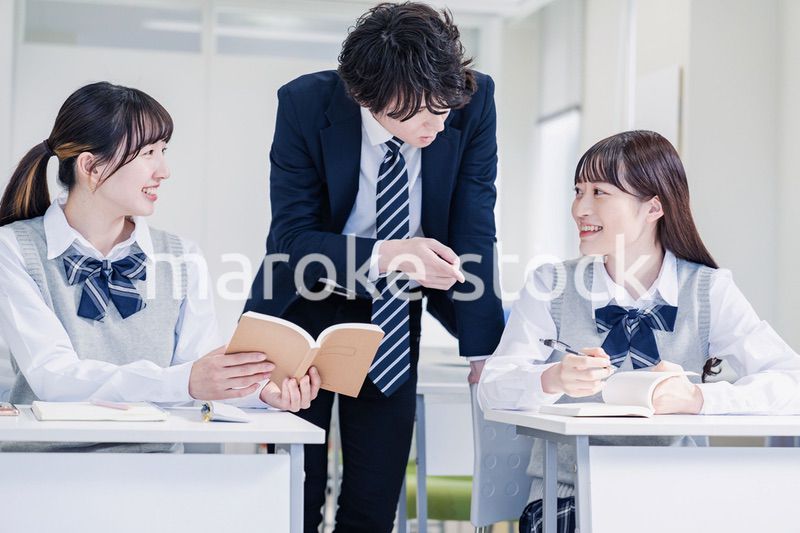 先生の指導を受ける高校生