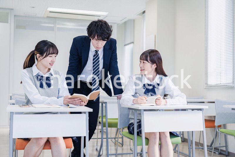 先生の指導を受ける高校生