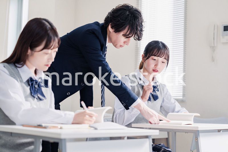 先生の指導を受ける高校生