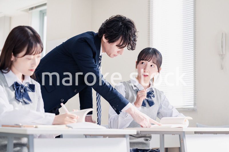 先生の指導を受ける高校生