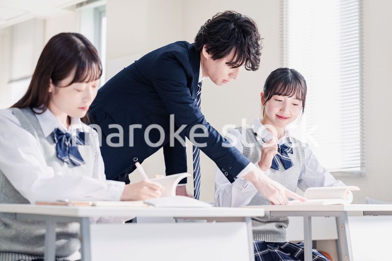 先生の指導を受ける高校生