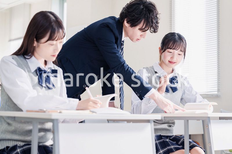 先生の指導を受ける高校生