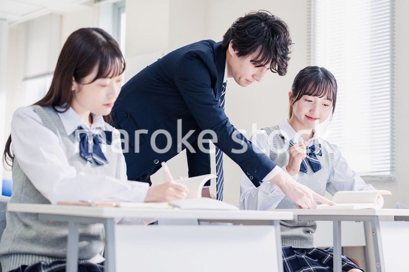 先生の指導を受ける高校生