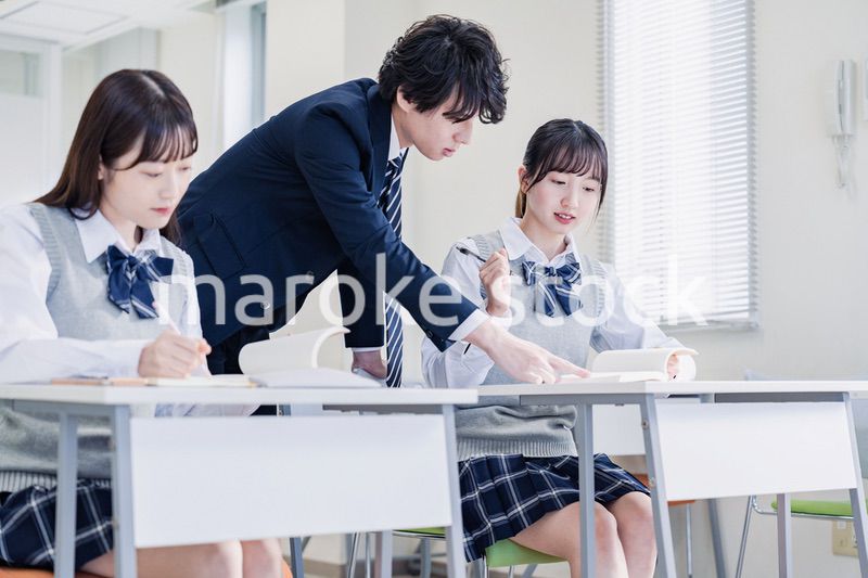 先生の指導を受ける高校生