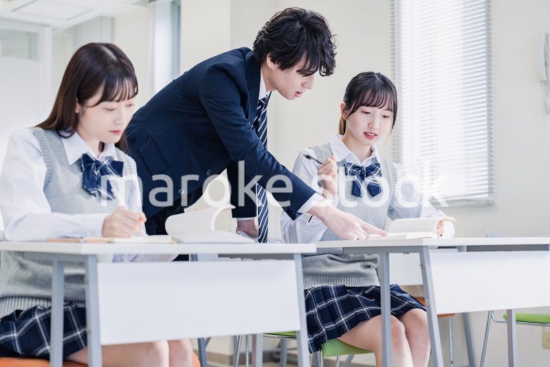 先生の指導を受ける高校生