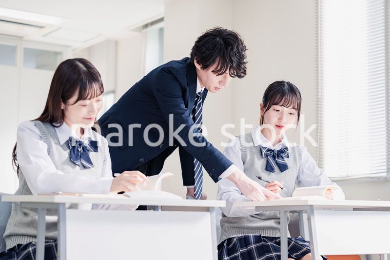 先生の指導を受ける高校生