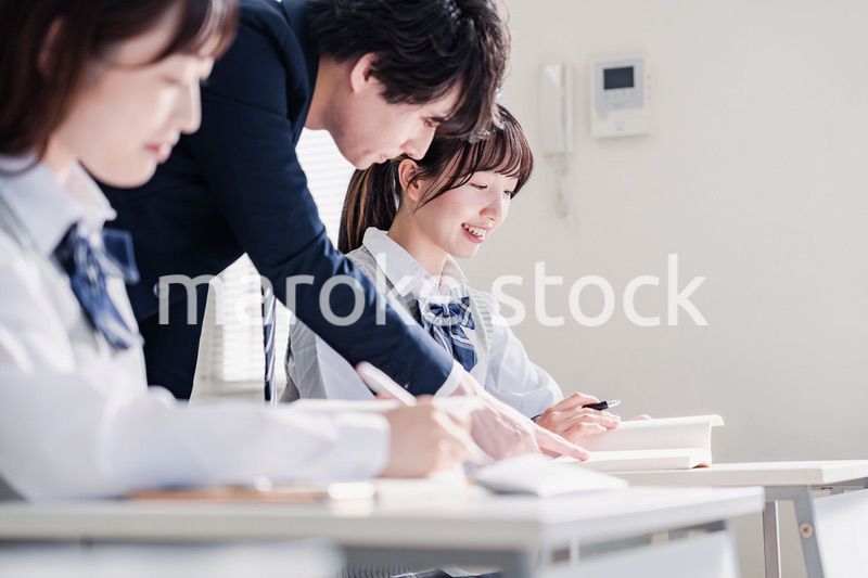 先生の指導を受ける高校生