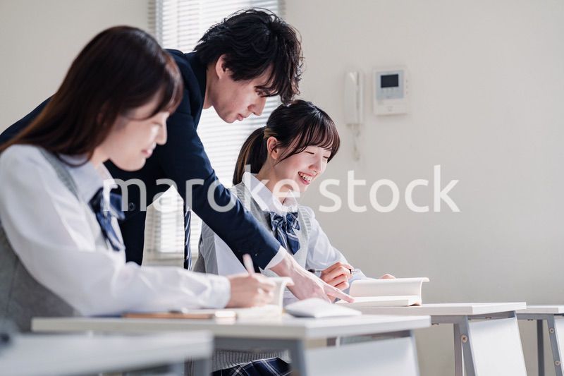 先生の指導を受ける高校生